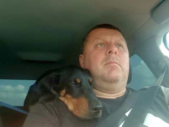 Oleśnicki radny "zabrał chłopaka" ze schroniska