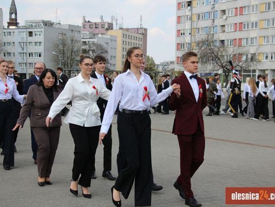 Oleśniczanie podziwiali II Polonez Maturzystów – 80 par zatańczyło na Placu Zwycięstwa (FOTO, WIDEO)