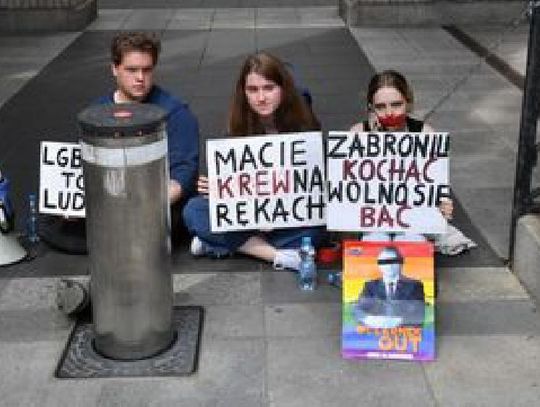 Oleśniczanka przykuła się do bramy Ministerstwa Edukacji! [AKTUALIZACJA]