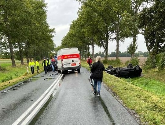 Opel zafira dachował między Świerzną a Solnikami