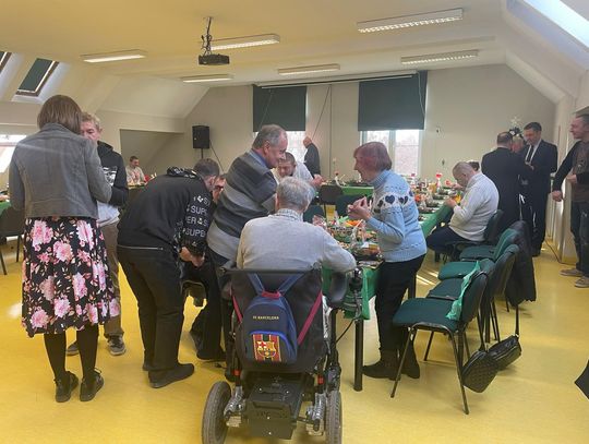 Wyjątkowa wigilia dla samotnych i potrzebujących. Wspólne kolędowanie i łamanie się opłatkiem