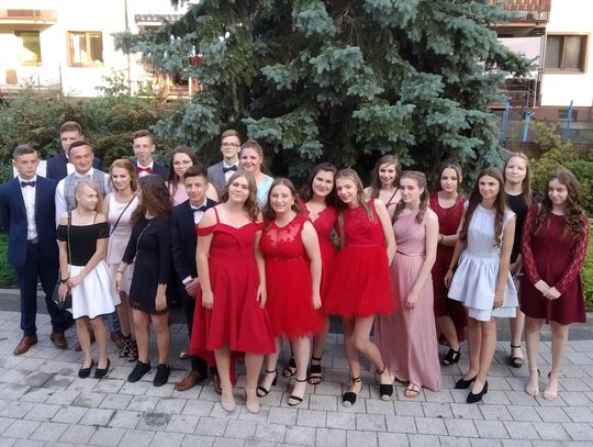 Ósmoklasiści na balu