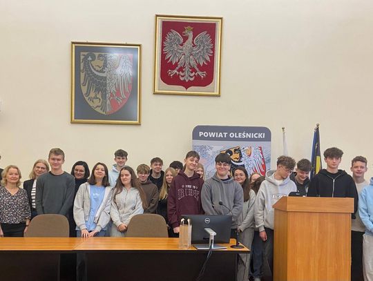 Ósmoklasiści z Sycowa gościli w Starostwie Powiatowym Ósmoklasiści z Sycowa gościli w Starostwie Powiatowym