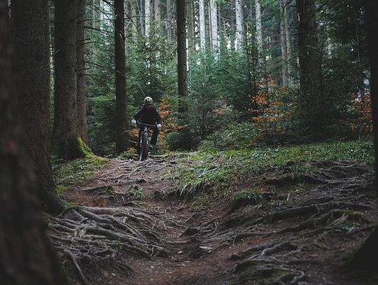Oświetlenie rowerowe na rower górski - bezpieczna jazda po zmierzchu