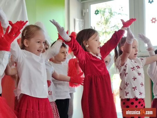 Patriotyczny koncert w Przedszkolu nr 3 w Oleśnicy. Maluchy pięknie zaśpiewały dla Niepodległej