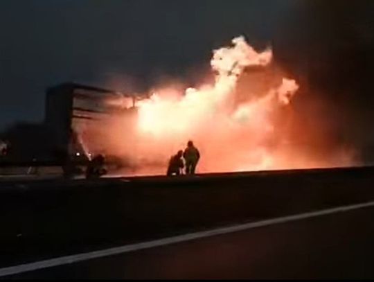 Pali się ciężarówka ze zniczami na S8 (WIDEO)