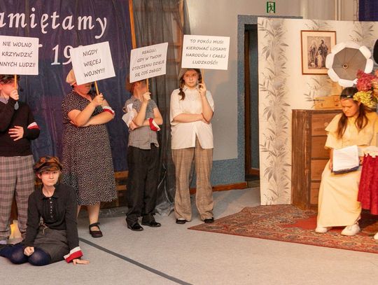 „Pamiętamy 1 IX 1939”. Uczniowie przypomnieli o wybuchu II wojny światowej