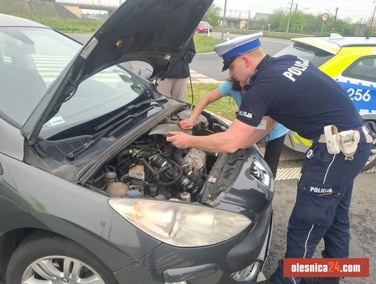 Pani była w opałach. Wtedy pojawili się policjanci...