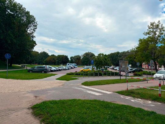 Parking przy Wałowej zamknięty. Ekipa filmowa kręci zdjęcia