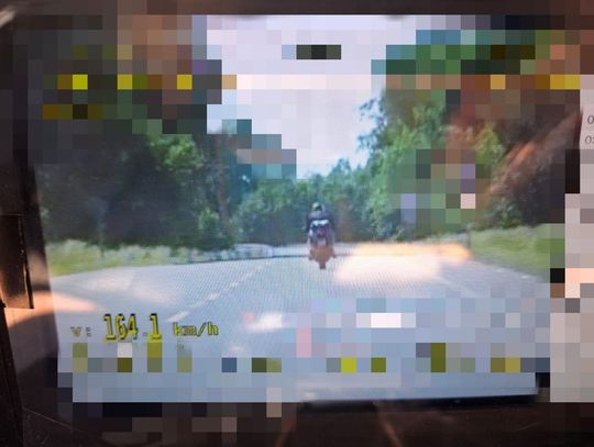 Pędził 164 km/h i nie miał uprawnień. Motocyklista stanie przed sądem