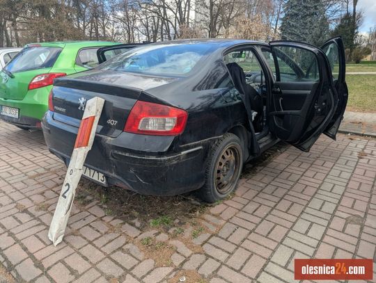 Porzucony samochód w Oleśnicy przyciąga uwagę szabrowników