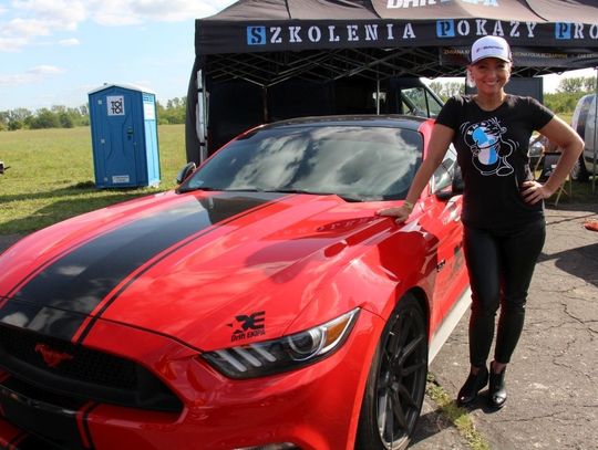 Piękne dziewczyny i szybkie samochody na lotnisku w Oleśnicy