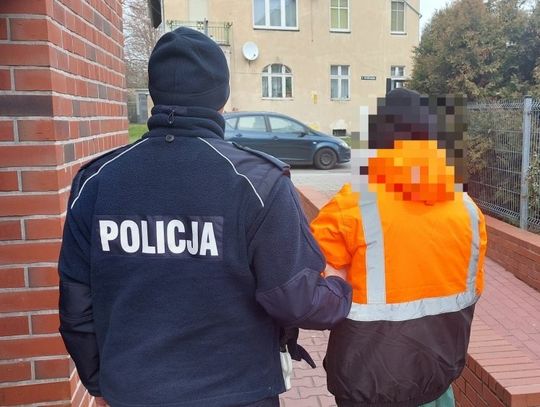 Pijani za kółkiem. Jeden pojechał w kapciach...