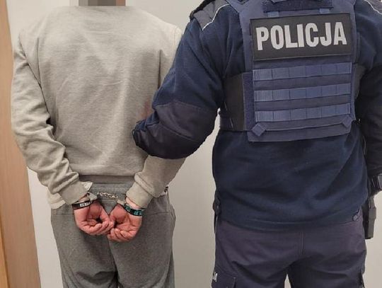 Pijany kierowca staranował znak drogowy