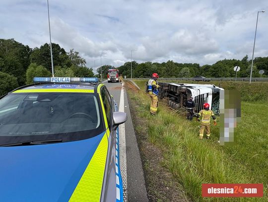 Pijany kierowca TIR-a z prawie 2 promilami alkoholu wylądował w rowie na S8
