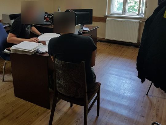 Pijany kierowca uciekał przed policją autem, a potem pieszo...