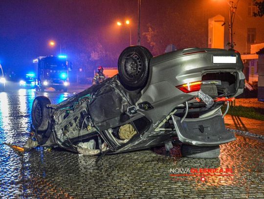 Pijany kierowca uderzył w ogrodzenie, a potem dachował