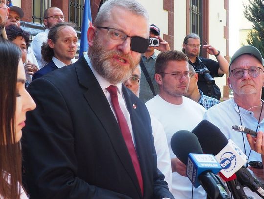 Pikieta pod sądem w Oleśnicy w obronie ludzi Grzegorza Brauna – „Nie pozwolimy ich skazać!” (AKTUALIZACJA)