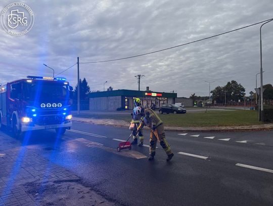 Plama substancji ropopochodnej na ulicach Twardogóry.