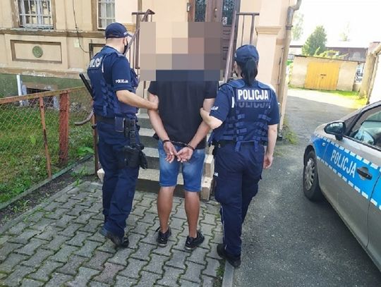 Podawał się za policjanta, straszył bronią