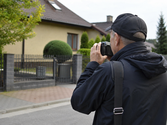 Podejrzany mężczyzna fotografuje domy? Sołectwo apeluje do mieszkańców o czujność