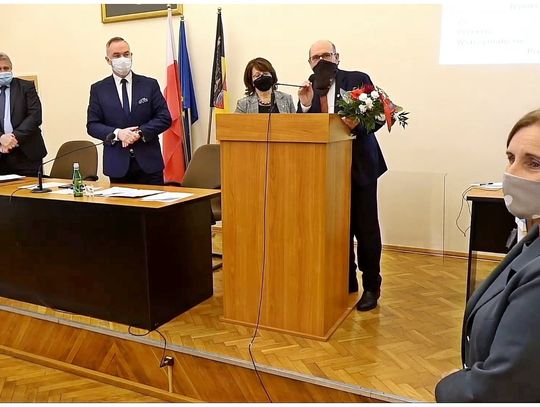 Podziękowania dla skarbnik powiatu i serduszka dla radnych