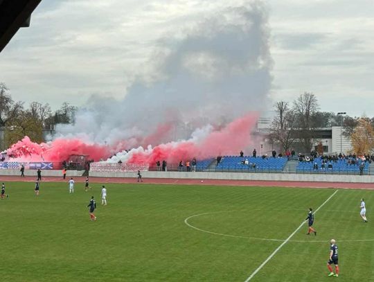 Pogoń Oleśnica ukarana za race na meczu z Polarem Wrocław Pogoń Oleśnica ukarana za race na meczu z Polarem Wrocław