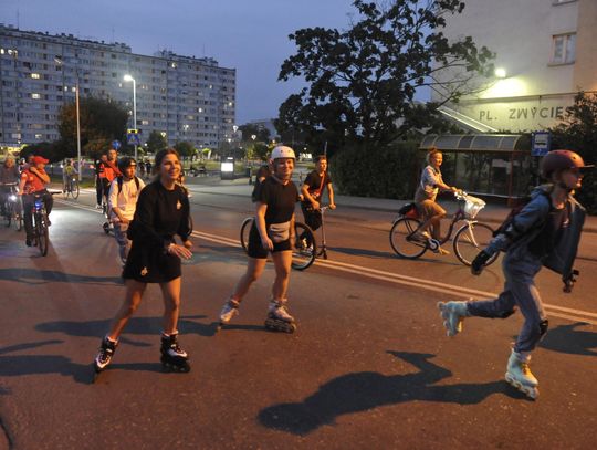 Pojechali nocą na rolkach przez Oleśnicę