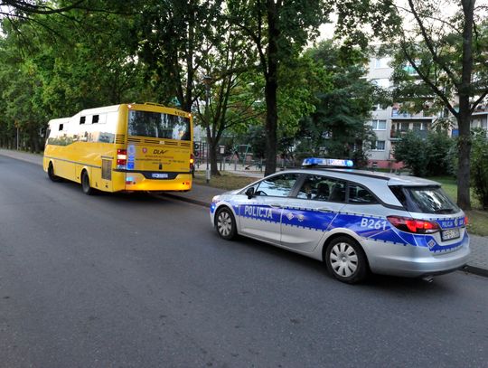 Policja po donosie kontroluje miejski autobus /WIDEO/