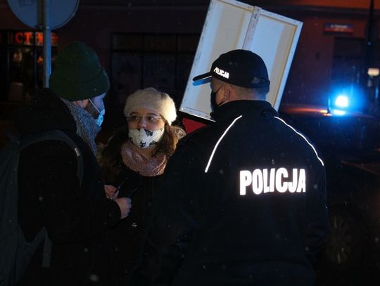 Policja wydała komunikat w sprawie incydentu na proteście Oleśnickiego Strajku Kobiet