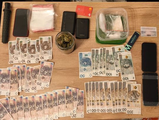 Policja zatrzymała 26-latka z pokaźnym arsenałem narkotyków. W łazience ukrywał "śmiertelną truciznę"