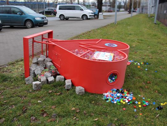 Policja złapała wandala, który przewracał metalowe serca w Oleśnicy