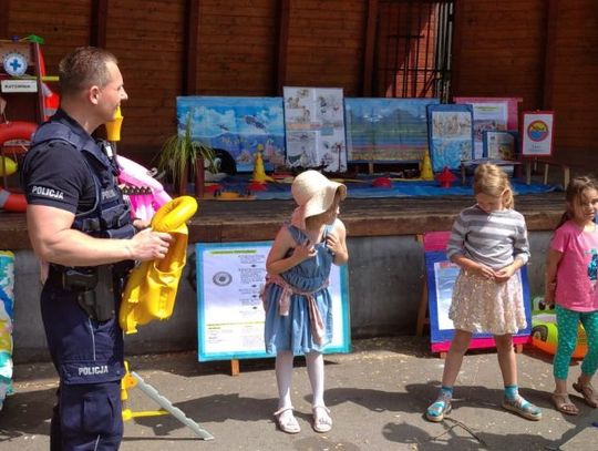 Policjanci dbają o bezpieczeństwo dzieci