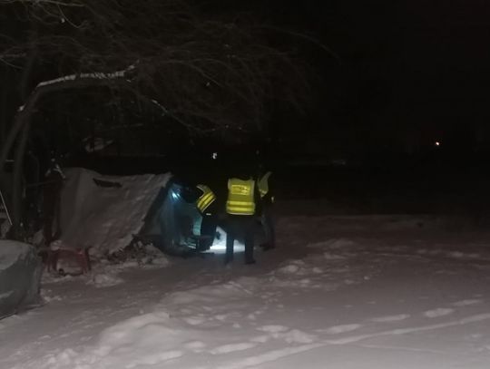Policjanci i sokiści szukali bezdomnych w powiecie oleśnickim