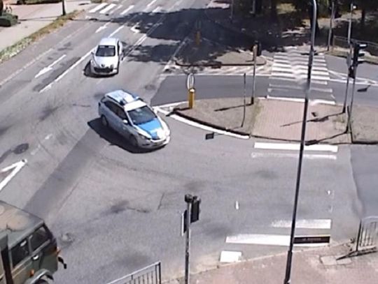 Policjanci pilotowali rodzącą kobietę. Kilka minut po dotarciu do szpitala na świat przyszła zdrowa dziewczynka.