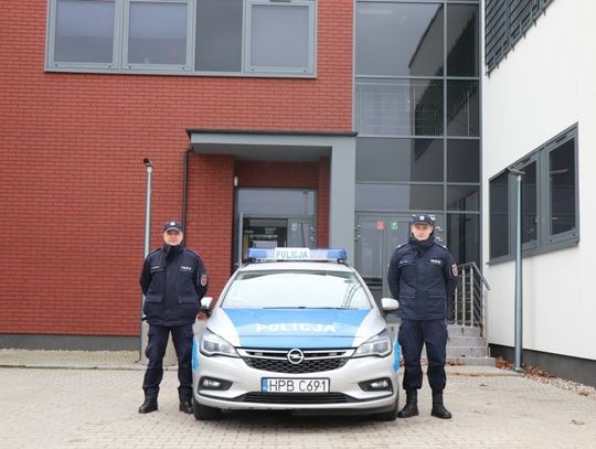 Policjanci ratowali ludzi z płonącego budynku