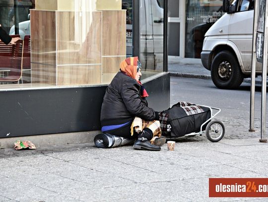 Policjanci sprawdzają, jak "mieszkają" bezdomni w Oleśnicy 