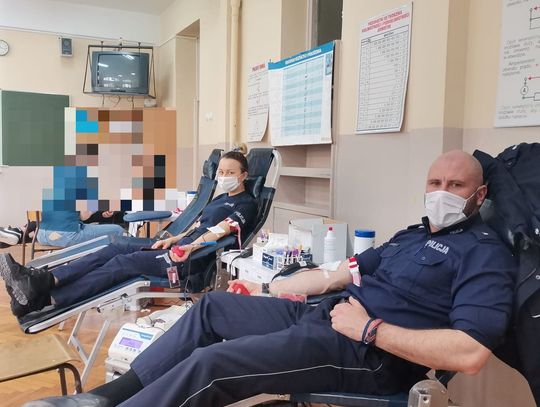 Policjanci z Oleśnicy oddali krew w rocznicę śmierci Stanisława Giemzy