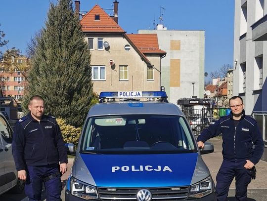 Policjanci zastąpili pogotowie ratunkowe i uratowali niedoszłą samobójczynię