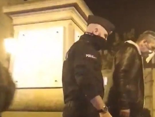 Policjant usunął mężczyznę, który zakłócił wystąpienie organizatorki protestu w Oleśnicy