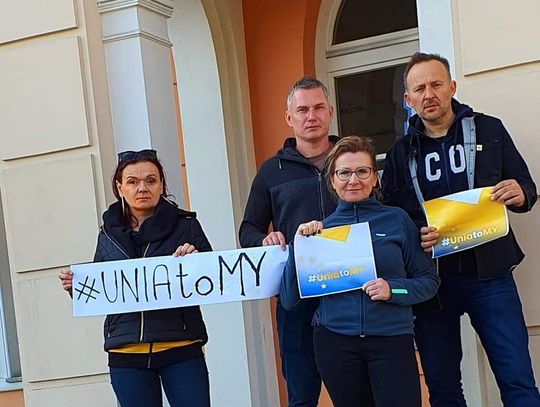 Polska 2050 protestuje pod biurem PiS w Oleśnicy
