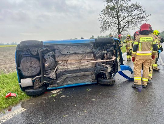 Poranny wypadek między Ligotą Małą a Ligotą Wielką. Auto przewróciło się na bok Poranny wypadek między Ligotą Małą a Ligotą Wielką. Auto przewróciło się na bok