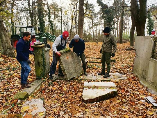 Porządkują cmentarz w Stradomi Wierzchniej