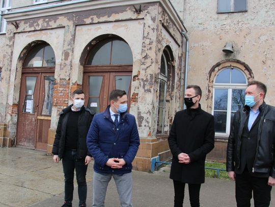 Poseł Michał Jaros na dworcu PKP w Oleśnicy