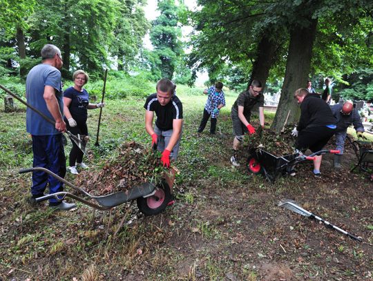 Posprzątali zabytkowy cmentarz w Świętym Marku