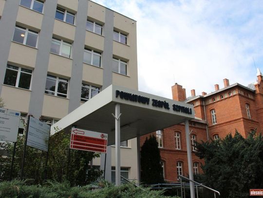 Powiat mówi „nie”. Parking przy szpitalu w Oleśnicy nie trafi pod przychodnię