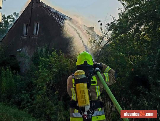 Pożar pustostanu w Bierutowie. Ogień objął całe poddasze budynku
