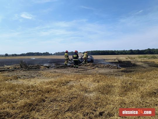 Pożar samochodu i ścierniska w Poniatowicach