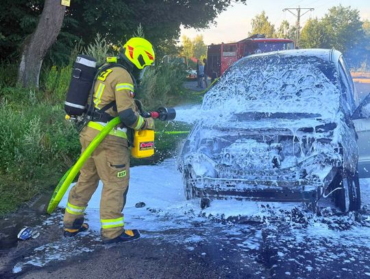 Pożar samochodu osobowego w Cieślach. Interweniowali strażacy