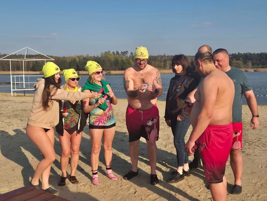 Pożegnali lodowatą wodę! Lodojady z Sycowa zakończyli sezon morsowania nad zalewem w Stradomi Wierzchniej